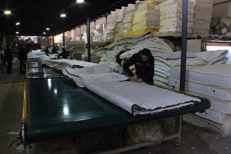 Depremzedeler için battaniye ve uyku tulumu üretiyorlar