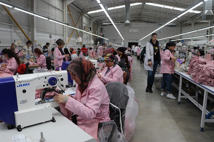 Üretime ara verilip depremzedeler için mesai yapılıyor