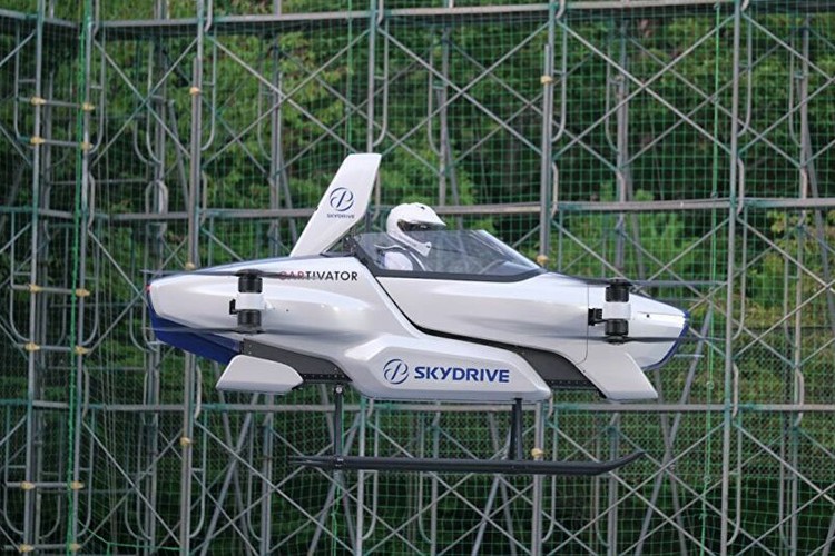 Uçan arabada deneme uçuşu