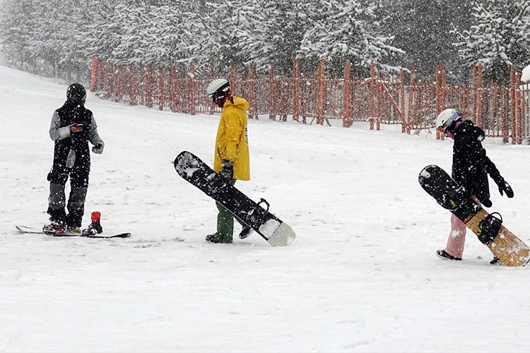 Sarıkamış Kayak Merkezi'nde kayak keyfi sürüyor