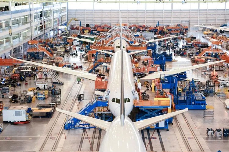 Boeing 396 çalışanını işten çıkaracak