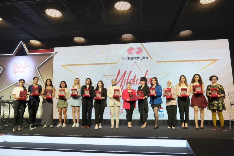 Kız Kardeşim Projesi'nin Yıldızları Ödülleriyle Buluştu