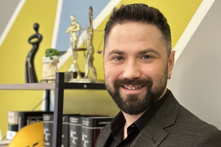 AV. VOLKAN AKALP, VERGİ HUKUKUNDAKİ TECRÜBELERİNİ ŞİRKETLERE AKTARIYOR