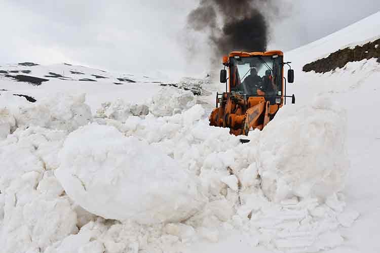 Hakkari'de ekipler yayla yolunda karla mücadele ediyor