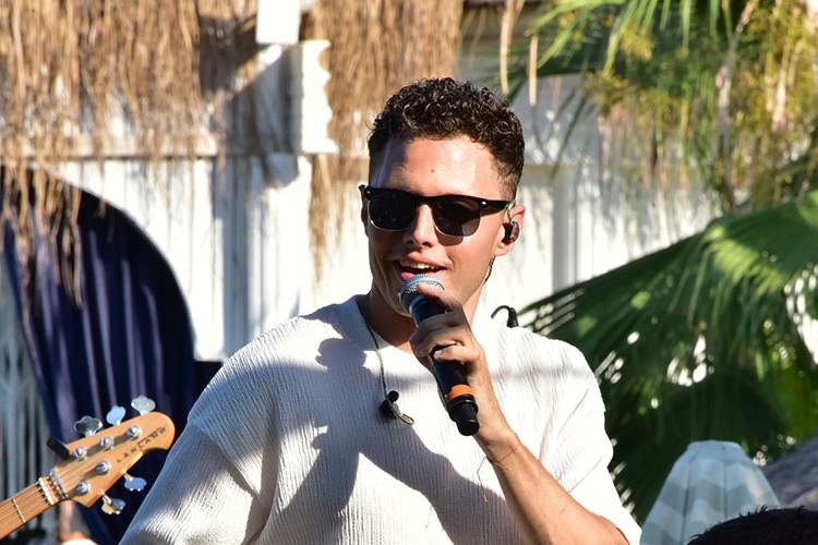 Hem eğlendi hem de eğlendirdi