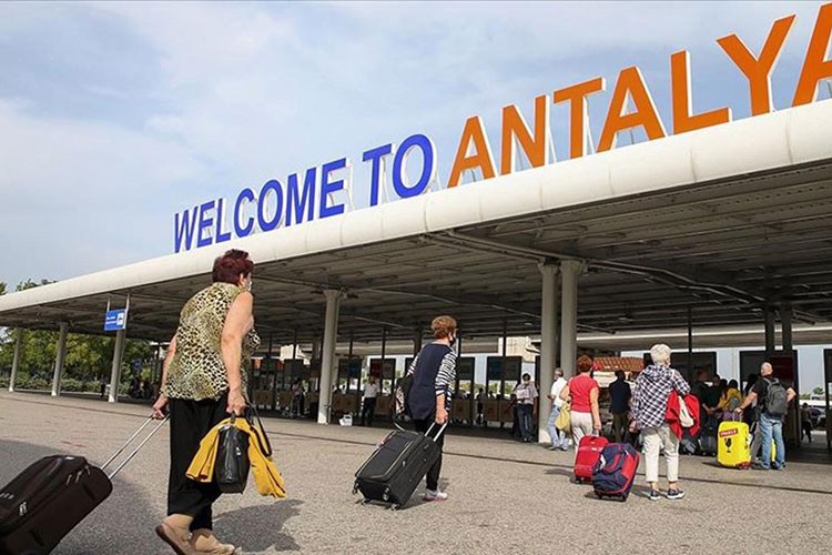 Antalya Havalimanı bir günde 230 bin yolcu ağırladı