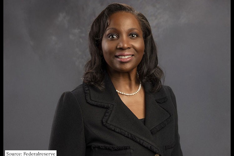 Eski ekonomistler Cook'un görevde kalmasını istedi