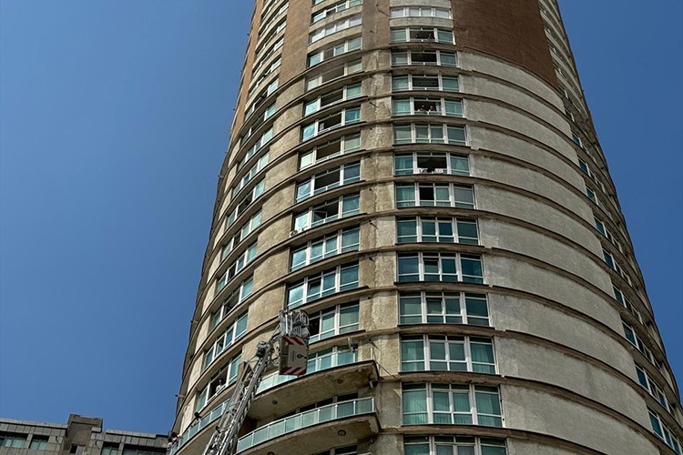 Esenyurt'ta 33 katlı binada çıkan yangın söndürüldü