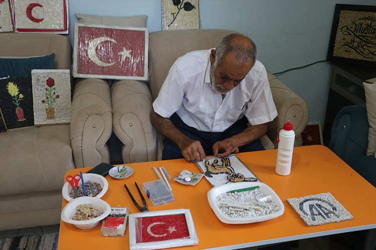 Mozaik sanatı emeklilikteki hobisi oldu