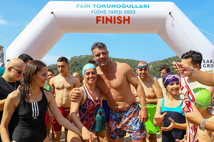 Gençlerle kulaç attı