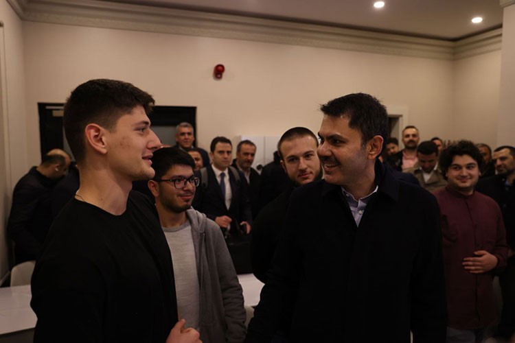 Çocuklara oyuncak dağıttı