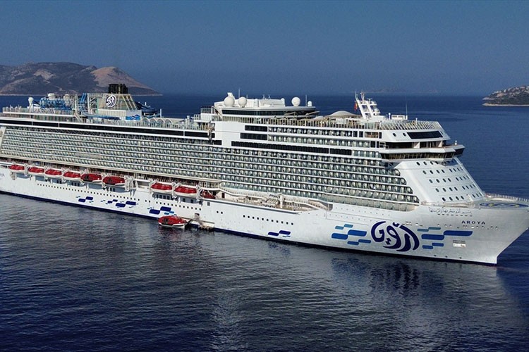 "Aroya" kruvaziyeri 1750 yolcusuyla Kaş'a geldi