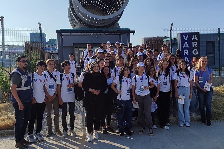 Depremzede Gençler Varaka Kağıt'ta Geleceğin Teknolojisiyle Buluştu