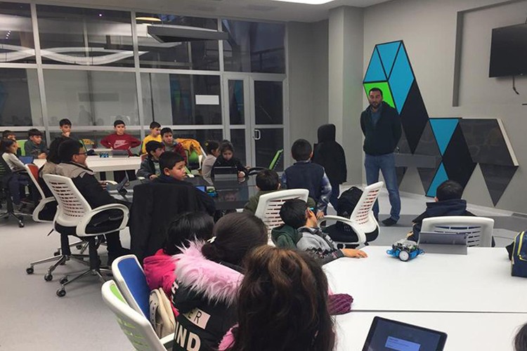 Çocuk Meclisi üyeleri robotik kodlamayı deneyimmledi