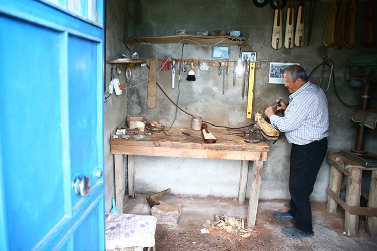 Köyündeki atölyesinde 34 yıldır el işçiliği ile kemençe yapıyor