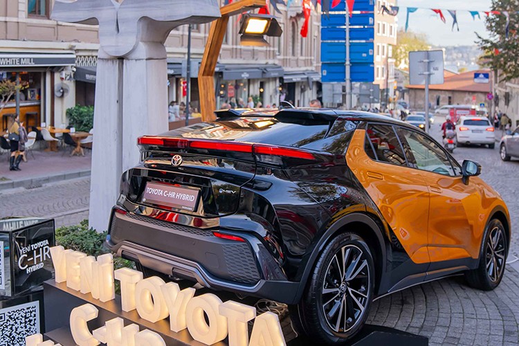 Yeni Toyota C-HR Hybrid İlk Kez Artweeks Akaretler'de