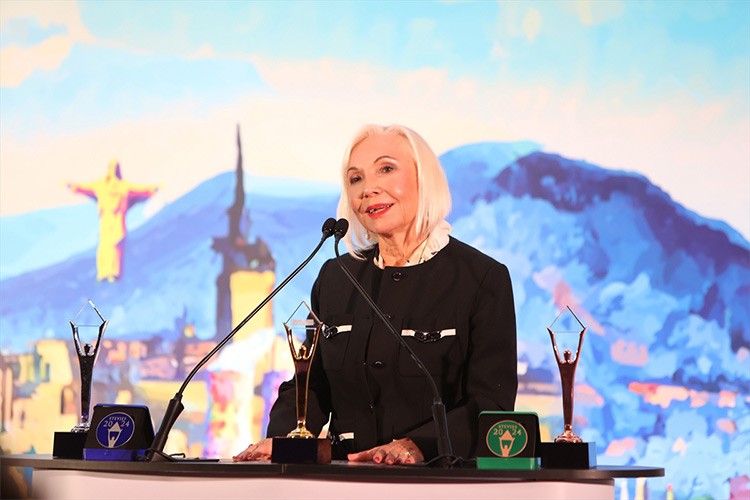 Bilinçli Toplum Projeleri'nin lideri Nurten Öztürk'e ödül