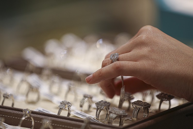 Kuyumcularda Sevgililer Günü mutluluğu