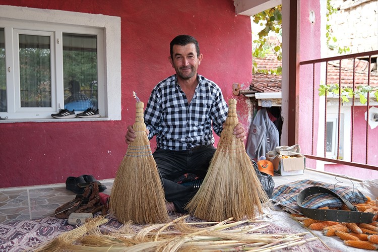 Babasının Romanlardan öğrendiği süpürgeciliği 30 yıldır sürdürüyor