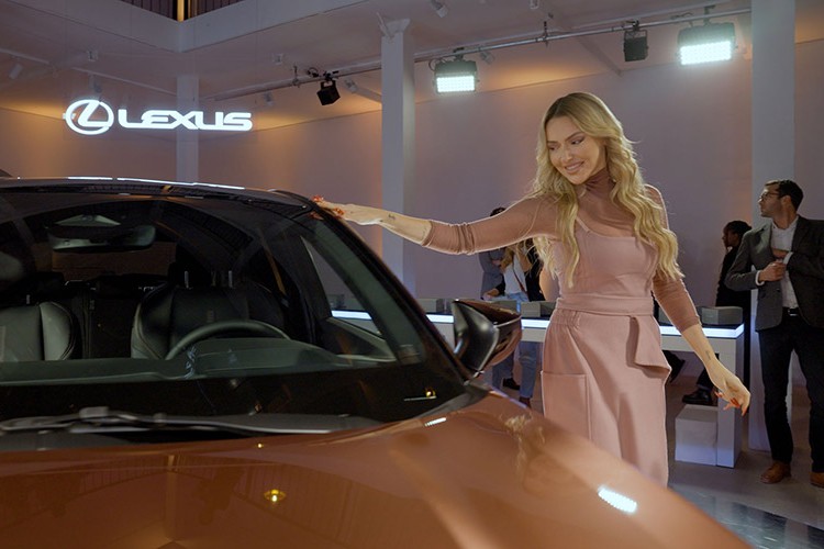 Hadise, Paris'te Yeni Lexus LBX'le Tanıştı