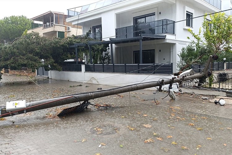 Edremit Körfezi'nde sağanak ve lodos su baskınlarına yol açtı