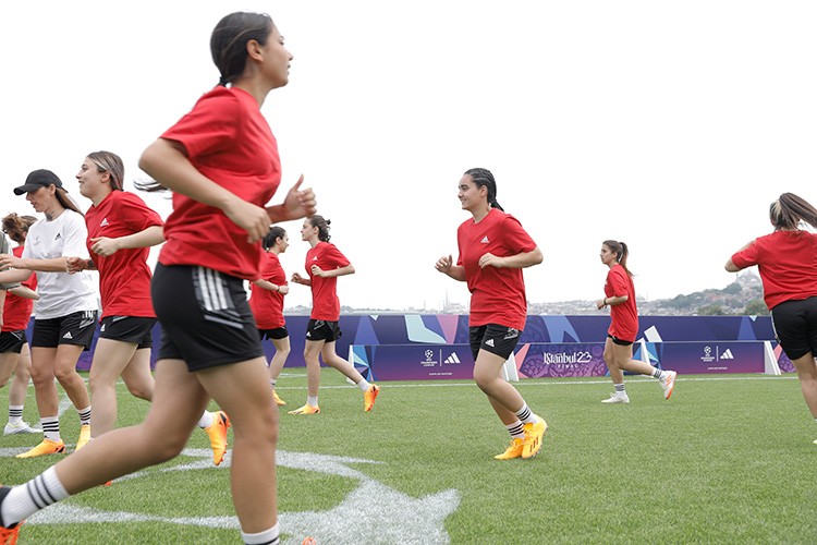 Champions Island'da Kadın Futboluna Destek