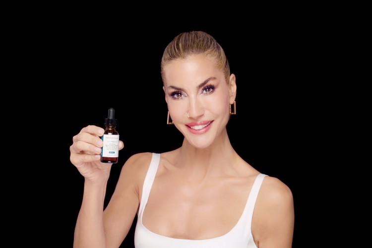 ÇAĞLA ŞIKEL VE 15 YILDIR VAZGEÇEMEDİĞİ, AMERİKA'NIN 1 NUMARALI PROFESYONEL CİLT BAKIM MARKASI SKINCEUTICALS BİRLİKTELİĞİ DEVAM EDİYOR!
