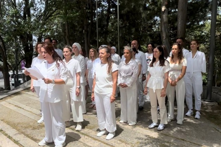 İsrail Büyükelçiliği önünde sevgi ve barış protestosu