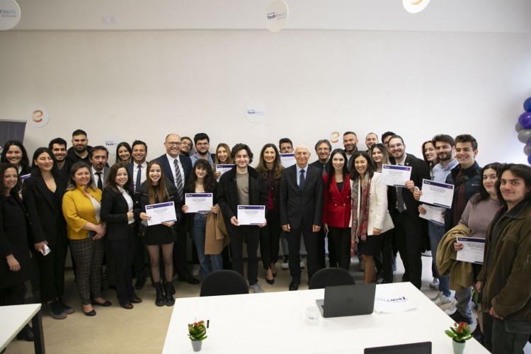 Eczacıbaşı Topluluğu geleceğin 'teknoloji kahramanları'nı yetiştiriyor