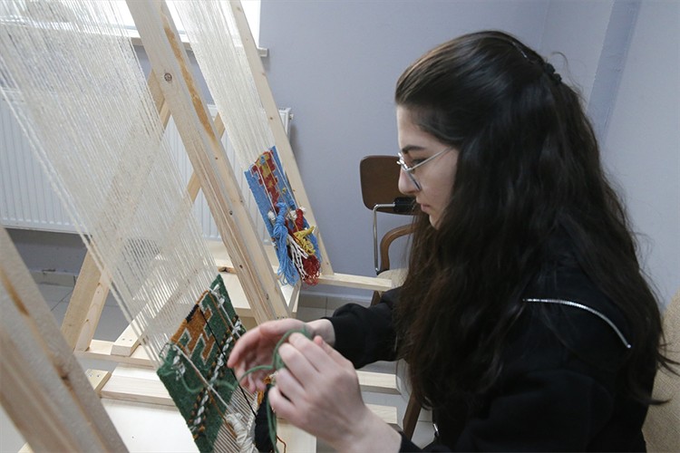 Kızık kilimi üniversitede gelecek nesillere aktarılıyor