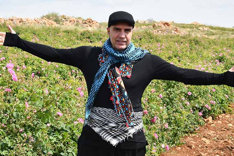 Müzikten kazandığını Mardin'e yatırıyor