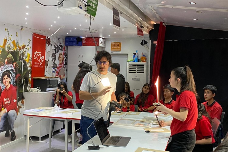 Akbank Güzel Yarınlar Hareketi, Gaziantep'te Depremden Etkilenen Gençlerle Buluşuyor