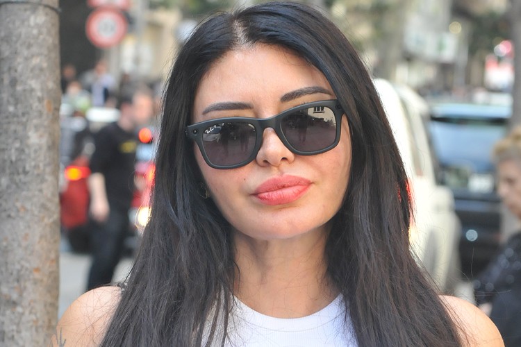 Şarkıcı Ebru Polat paparazzi oldu!