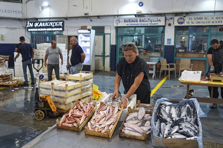 Su ürünleri halinin kadın tüccarı oldu
