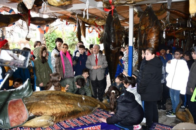 Yüzlerce öğrenci son dersini Türkiye Deniz Canlıları Müzesi'nde yaptı