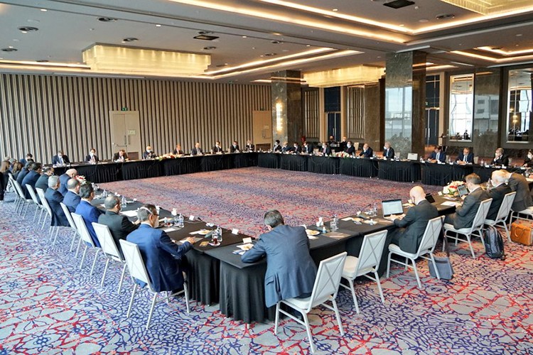 Banka yöneticileriyle toplantı yaptı