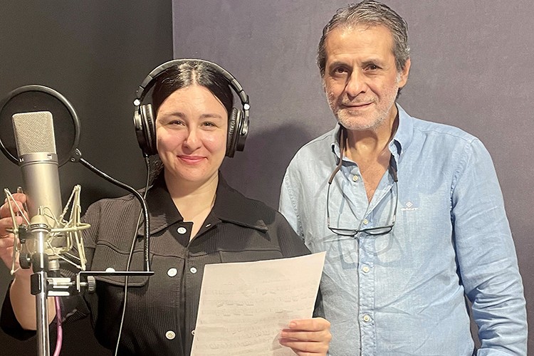 İlk kez şarkı söyleyecek