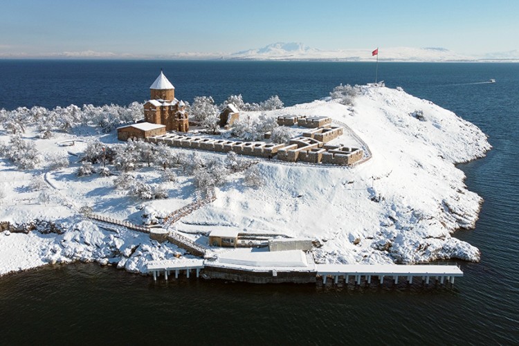 AKDAMAR ADASI beyaz örtüye büründü