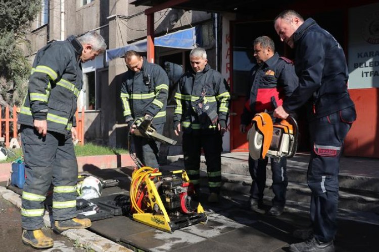 Karabük itfaiye ekipleri, kurtardıkları depremzedeleri unutamıyor