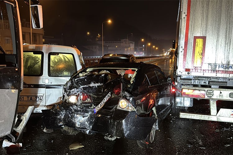 Samsun'da 8 aracın karıştığı zincirleme trafik kazası