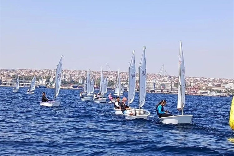 Tekirdağ'da Zafer Kupası yelken yarışları sürüyor