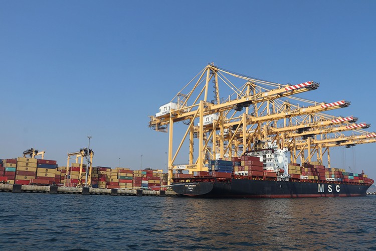 Dış ticareti göğüslüyor