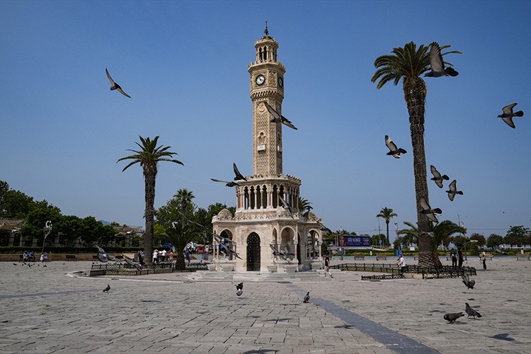 İzmir'de kent merkezinde bayram sessizliği hakim