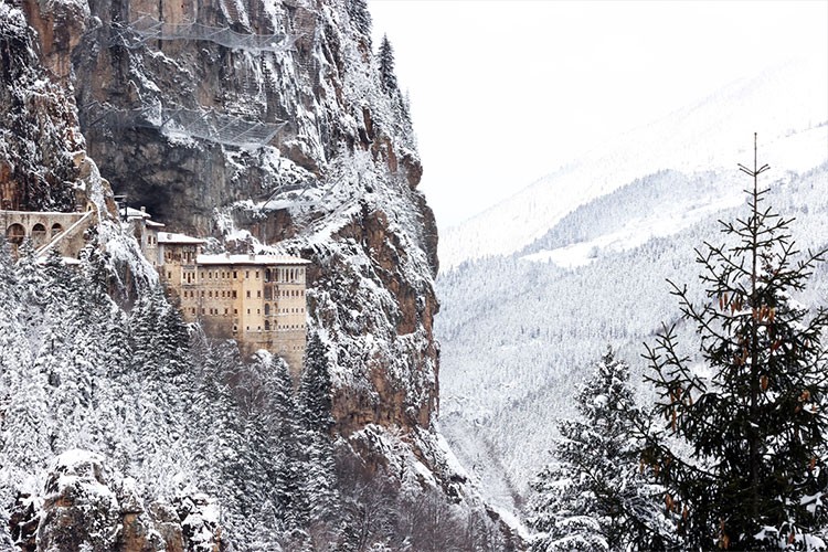 Sümela Manastırı beyaza büründü