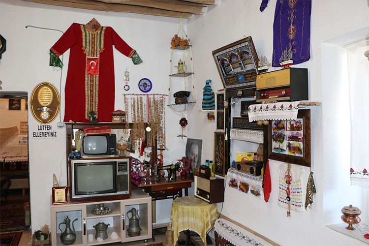 35 yıldır eşiyle biriktirdiği eşyaları evinde sergiliyor