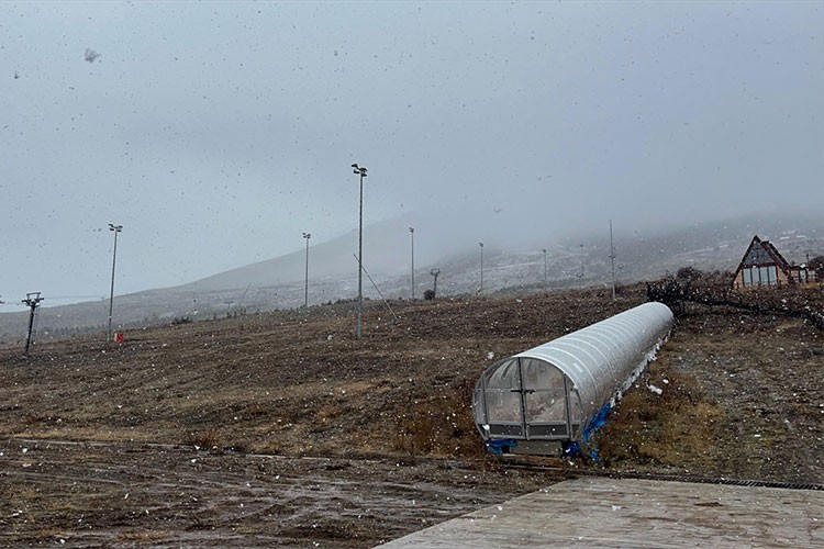 Yıldız Dağı Kayak Merkezi'nde kar etkili oldu