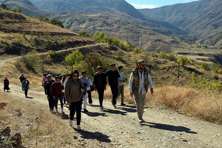 Muş'ta gençler doğa yürüyüşü etkinliğine katıldı