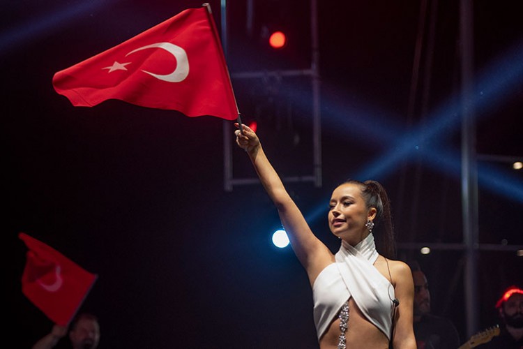 20 bir kişilik dev koro