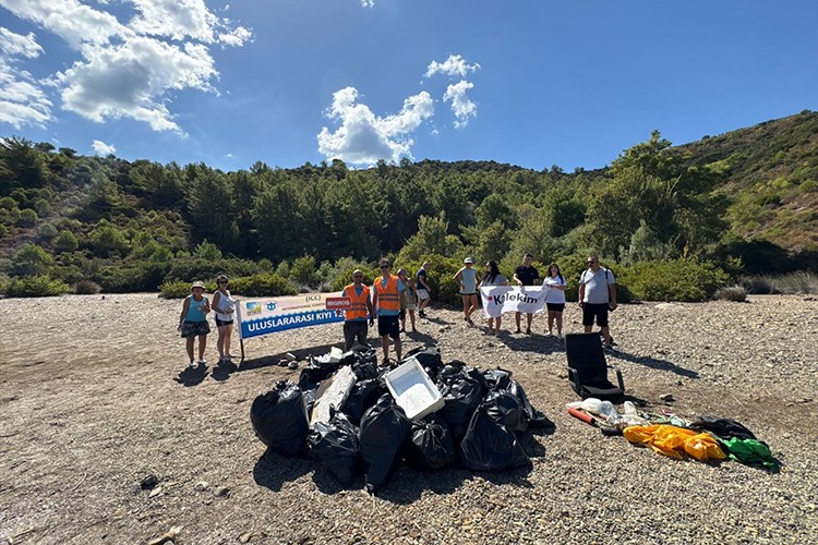 Fethiye'deki adada çevre temizliği yapıldı