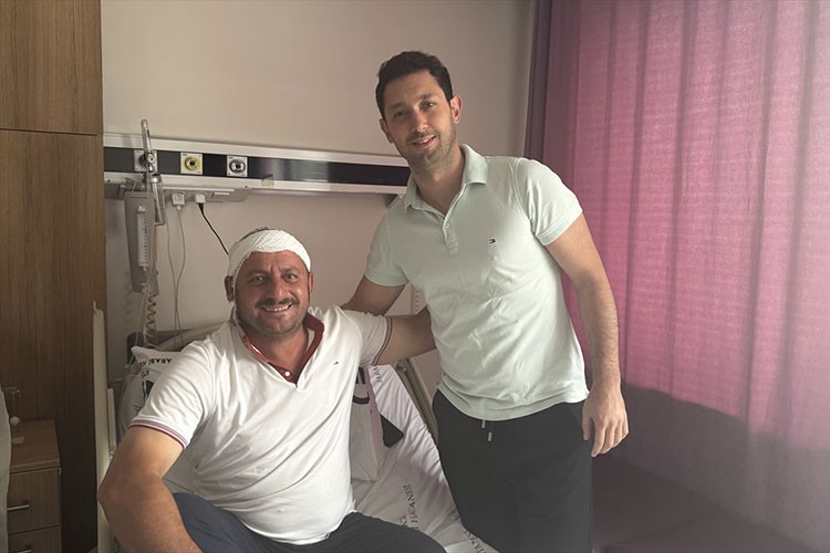 Zorlu ameliyatın ardından işitme cihazına veda etti